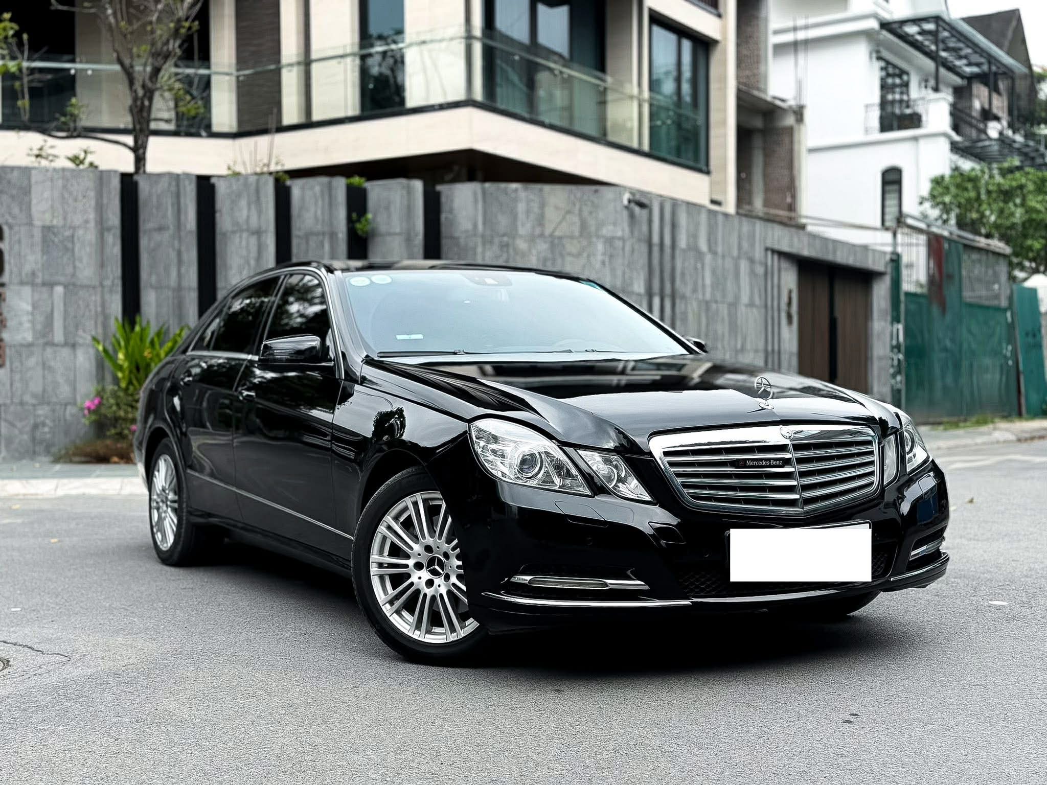 Mercedes E300 2011&nbsp;Đẹp Zin lăn bánh 11&nbsp; vạn km biển hà nội&nbsp;